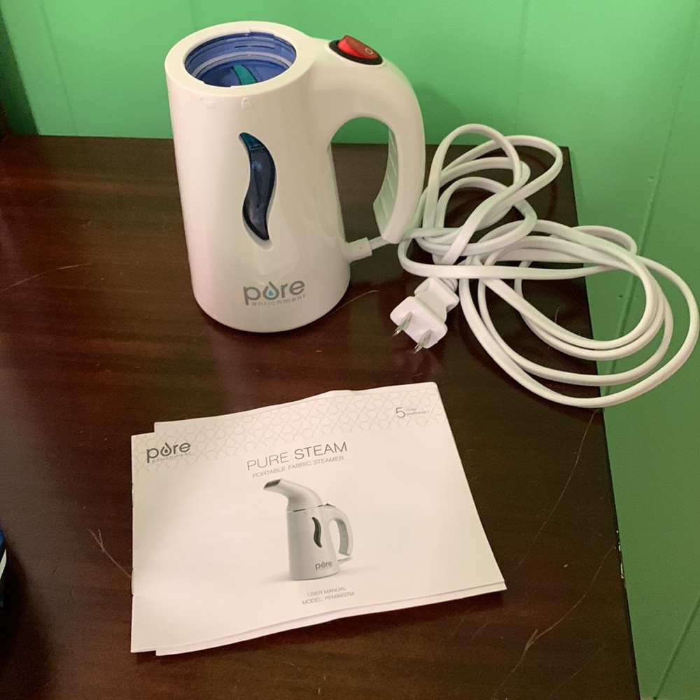 PORTABLE GARMENT STEAMER —. Like New & BONUS travel case !!